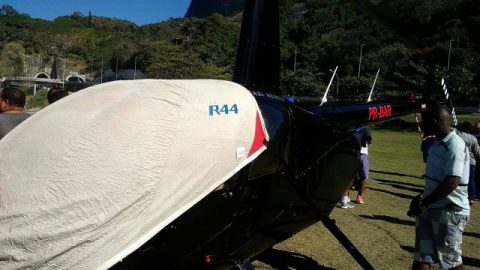 Helicóptero faz pouso forçado na orla de São Conrado, na Zona Sul do Rio.