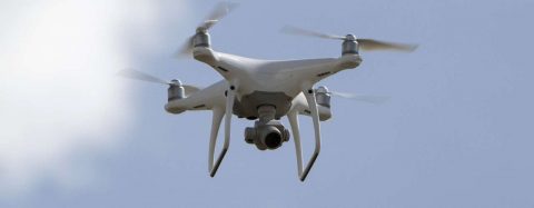 Drone atinge avião no Canadá; incidente não causa ferimentos.