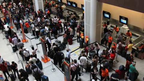 Mais de 2 milhões de passageiros devem passar pelos aeroportos da Infraero no feriado.