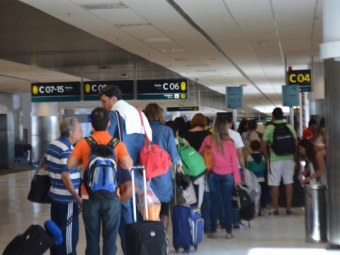 Principais aeroportos receberão dois milhões de passageiros no feriado.