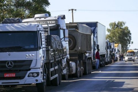 Greve dos caminhoneiros afeta transporte coletivo no Rio.