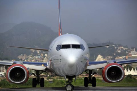 Restrição de combustível nos aeroportos já provoca cancelamento de voos.