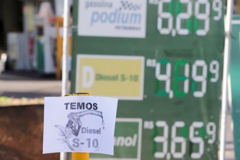 Setor de transportes é o mais afetado pelos cortes para baratear o diesel.