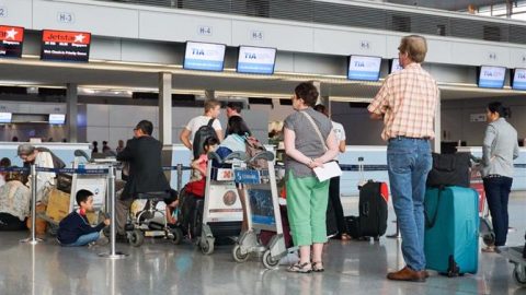 Um entre sete viajantes perde voos por causa de filas em aeroportos.