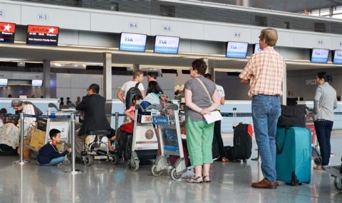 Um entre sete viajantes perde voos por causa de filas em aeroportos.