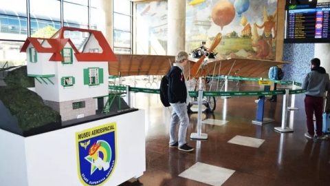 Aeroporto Santos Dumont recebe mostra com parte do acervo do pai da aviação.