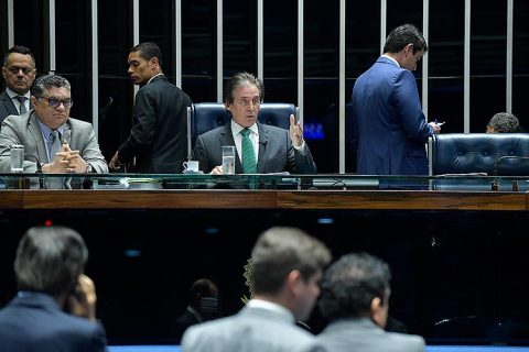 Senadores aprovam marcação gratuita de assento em voo nacional.