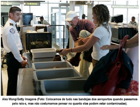 Em aeroportos, bandejas do raio-x são mais contaminadas que banheiros.