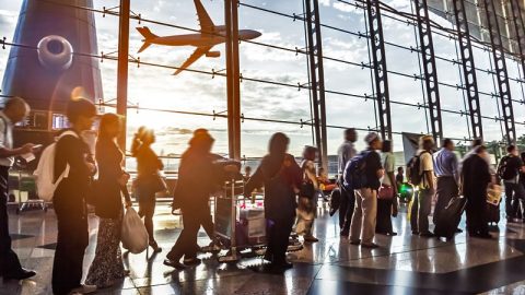 Transporte global de passageiros cresce 6,4% em agosto, informa IATA.