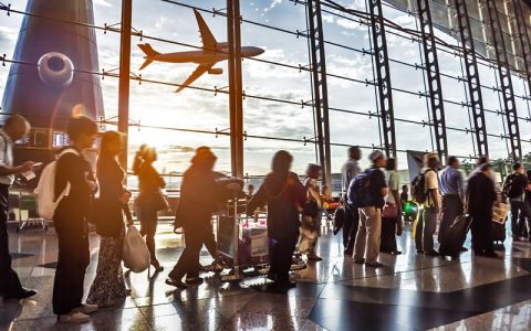 Transporte global de passageiros cresce 6,4% em agosto, informa IATA.