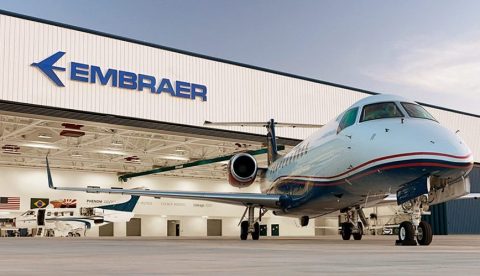 Embraer e Boeing assinam acordo para criar empresa de aviação comercial.